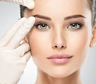 donna con occhio sollevato medicina estetica